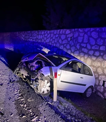 İstinat duvarına çarpan otomobilin sürücüsü yaralandı

