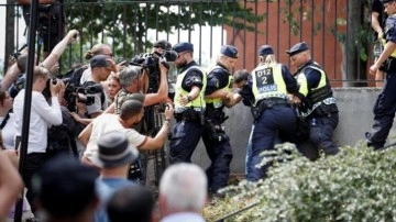 İsveç'te yine skandal: Parlamento önünde Kuran-ı Kerim yaktı