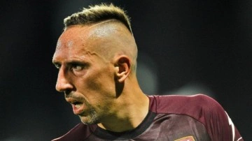 İtalya Ligi ekiplerinden Salernitana forması giyen 39 yaşındaki Frank Ribery emeklilik kararı aldı