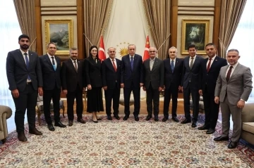 İYİ Parti’den istifa ederek AK Parti’ye geçen İncirliova Belediye Başkanı Kaya’ya rozetini Cumhurbaşkanı Erdoğan taktı
