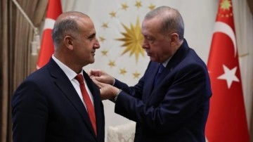 İYİ Parti'den AK Parti'ye geçen Kaya'ya rozetini Başkan Erdoğan taktı