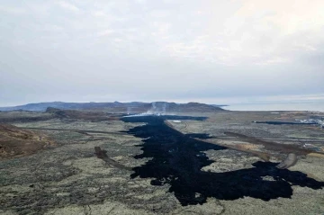 İzlanda’da kasabaya ulaşan lavlar havadan görüntülendi
