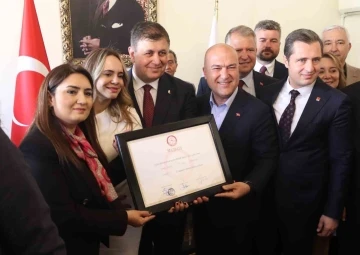 İzmir Büyükşehir’de devir teslim töreni: Cemil Tugay görevi devraldı
