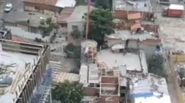 İzmir’de akılalmaz olay: Vincin beton kovasında işçi taşıdı
