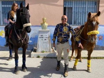 İzmir'de Binicilik Antrenörü Atıyla Oy Kullandı