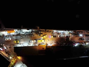 İzmir’de binlerce insan caddede kurulan tezgahlara akın etti
