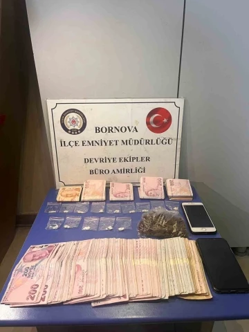 İzmir’de bir aracın teyp bölümünden kokain ve binlerce lira çıktı
