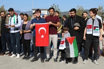 İzmir’de cuma namazı çıkışı Gazze’ye destek açıklaması
