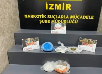 İzmir’de durdurulan araçtan 2 kiloya yakın kokain ele geçirildi
