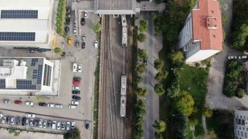 İzmir’de faciadan dönüldü: Raydan çıkan tren duvara çarptı
