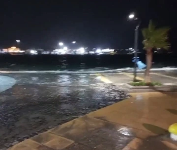 İzmir’de fırtına etkili oluyor: Dalgalar kıyıya vurdu, deniz taştı
