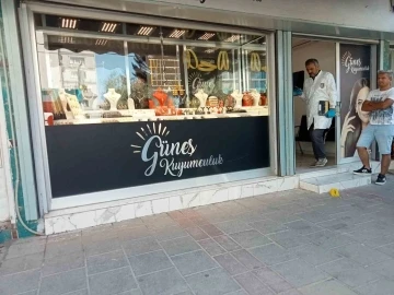 İzmir’de güpegündüz silahlı kuyumcu soygunu kamerada
