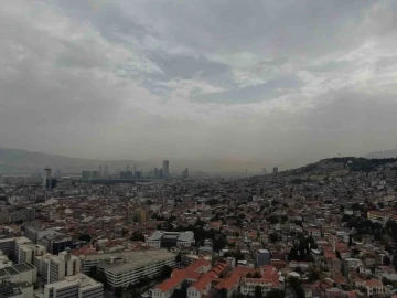 İzmir’de hava griye döndü, çöl tozu sis gibi kente çöktü
