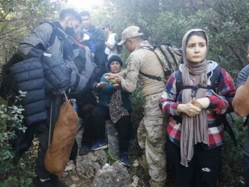 İzmir’de jandarmadan göçmen operasyonu: 12 insan kaçakçısı yakalandı
