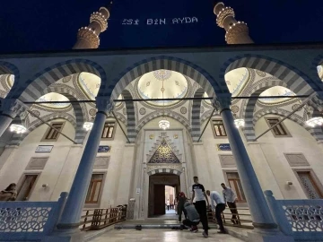 İzmir’de Kadir Gecesi dualarla idrak edildi
