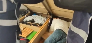 İzmir’de katil yeğen saklandığı yatak odasındaki bazanın içinde yakalandı
