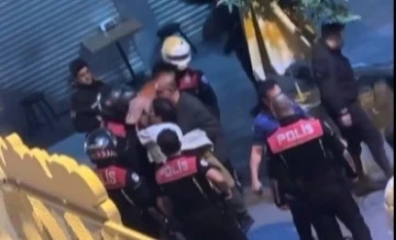 İzmir’de kavgaya müdahale eden polislere saldıran şahıs kamerada
