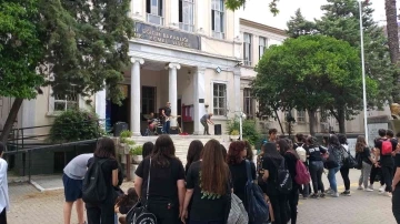 İzmir’de lise öğrencileri yılın yorgunluğunu festivalle attı

