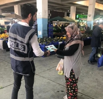 İzmir’de polis ‘kadına el kalkamaz’ broşürleri dağıttı
