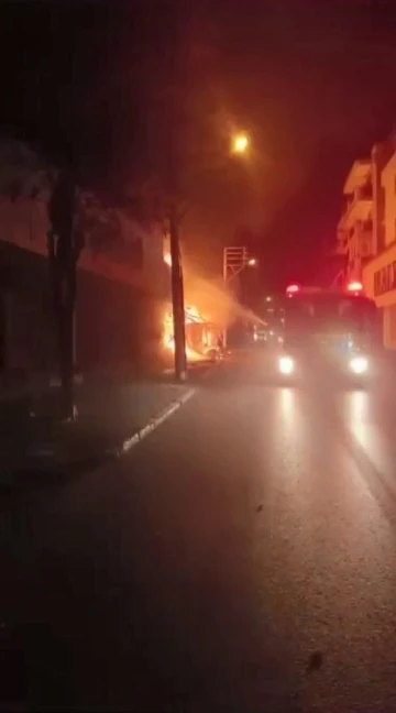 İzmir’de sabaha karşı korkutan yangın
