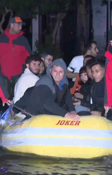 İzmir’de selde mahsur kalan vatandaşlar botla kurtarıldı
