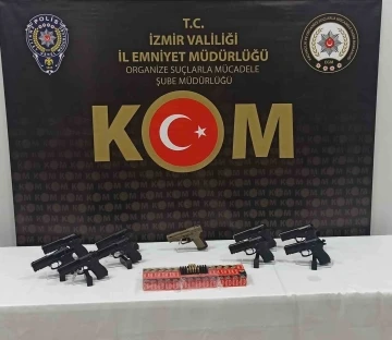 İzmir’de silah tacirlerine baskın
