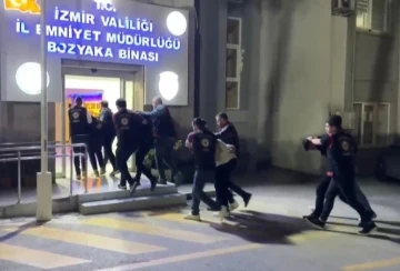 İzmir’de silahlı saldırı olayının şüphelileri saklandıkları adreste kıskıvrak yakalandı
