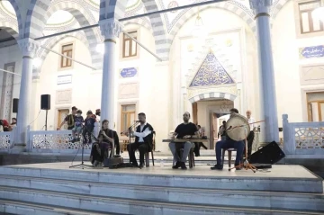 İzmir’de teravih sonrası tasavvuf musikisi keyfi
