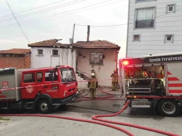 İzmir’de yangın: İki ev alev topuna döndü, tüpler bomba gibi patladı
