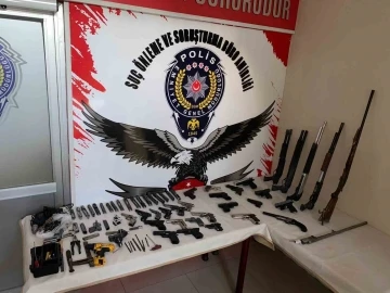 İzmir’de yasa dışı silah ticareti yapan sevgililer yakalandı
