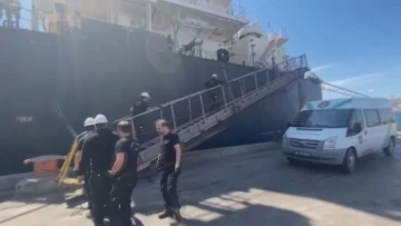 İzmir’de yük gemisine operasyon: 40 ton kaçak akaryakıt ele geçirildi

