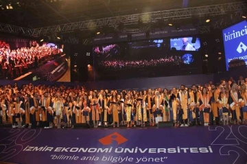 İzmir Ekonomi’de mezuniyet coşkusu

