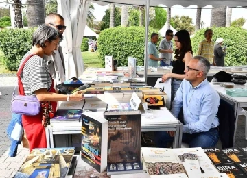 İzmir Kitap Fuarı kitapseverlerin Kültürpark özlemini giderdi
