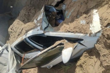 İzmir'de feci kaza: Kum yüklü kamyon, otomobilin üzerine devrildi