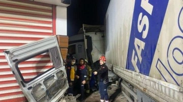 İzmir'de korkunç kaza! TIR ile minibüs çarpıştı: 3 ölü, çok sayıda yaralı var