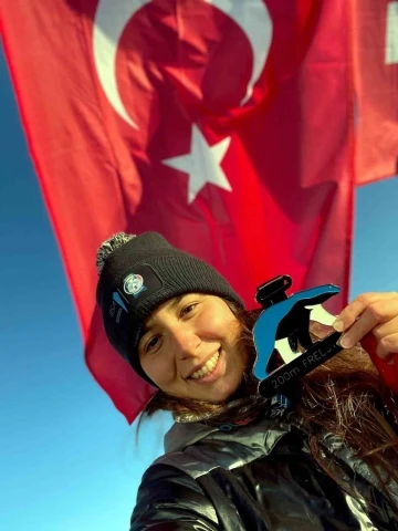 İzmirli Bengisu, Buz Yüzme Şampiyonası’nda altın madalya kazandı
