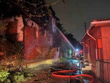 İzmit’te 2 katlı metruk ev alev alev yandı
