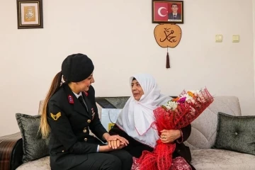 Jandarma, ‘Anneler Günü’nde şehit annelerini unutmadı
