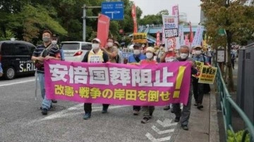 Japonlar Şinzo Abe'nin cenaze törenini protesto etti