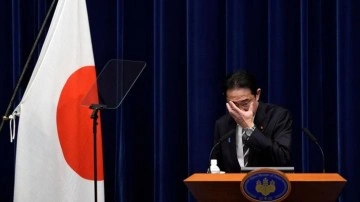 Japonya siyasetinde deprem: Bakanlar istifa etti