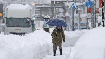 Japony'da kar esareti: Yüzlerce araç yollarda mahsur kaldı uçuşlar iptal edildi