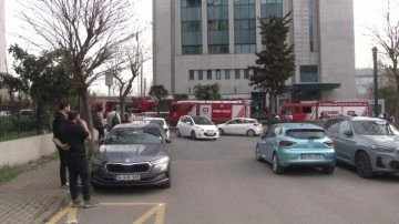 Kadıköy’de lüks plazada bilgisayar odasında yangın çıktı