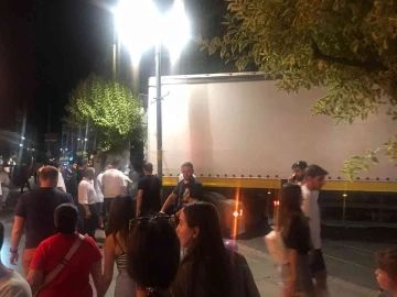 Kadıköy’de sokakta sıkışan tır trafiği felç etti
