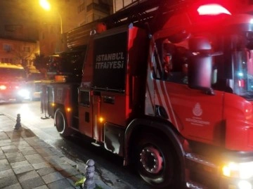 Kadıköy Koşuyolu'nda Çıkan Yangın İtfaiye Ekipleri Tarafından Söndürüldü