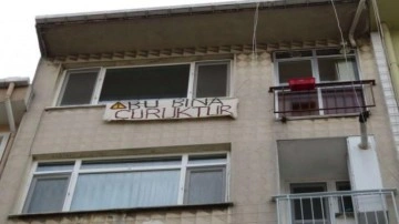 Kadıköy'de 'bu bina çürüktür' pankartı asıp evi boşalttı