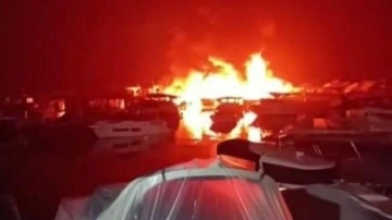 Kadıköy'de tekneler alev alev yandı