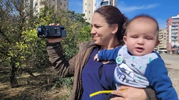 Kadın gazeteci, bebeğiyle haberden habere koşuyor
