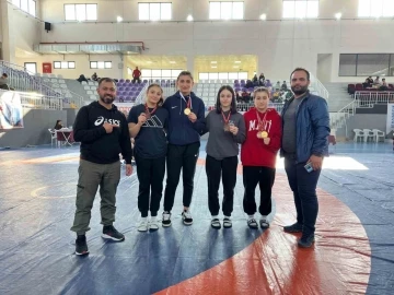 Kadınlar Güreş Türkiye Şampiyonası’nda Erzincanlı sporculardan büyük başarı
