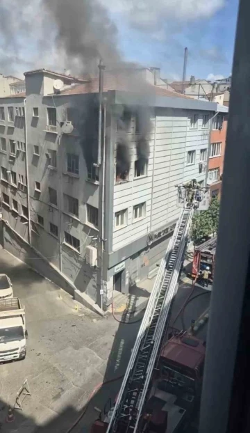 Kağıthane’de korkutan iş yeri yangını: Tekstil makineleri alev aldı
