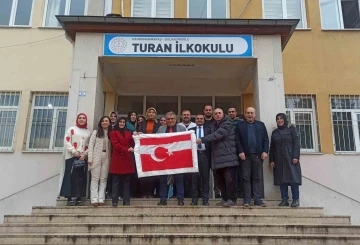 Kahramanmaraş’ta 7’den 77’ye el birliğiyle ilmek ilmek Türk Bayrağı
